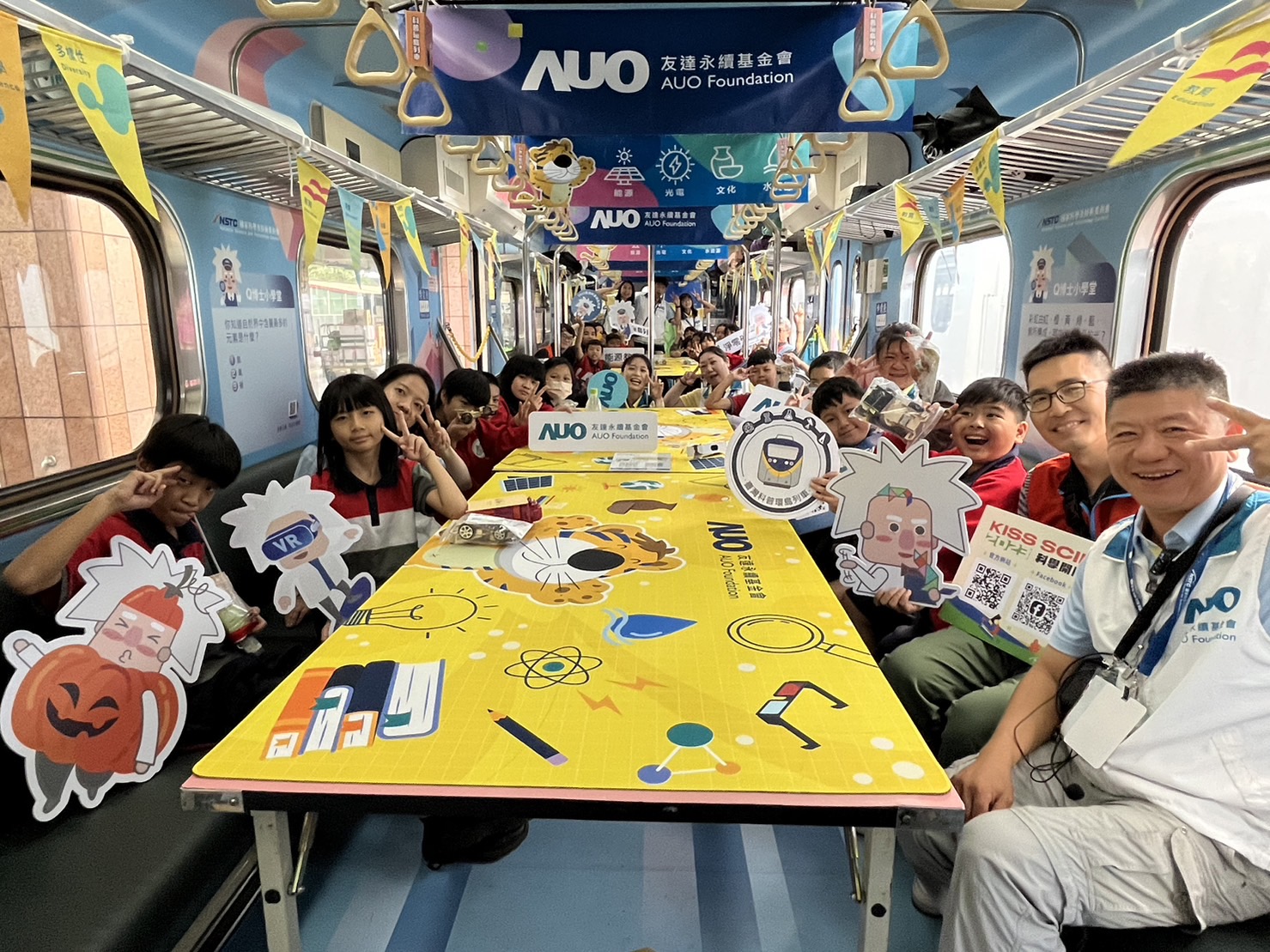 友達永續基金會參與「臺灣科普環島列車」，設計基礎科學車廂課程，以「淨零碳排和永續能源」為主題，讓學生透過創意實驗認識淨零知識，以及思考生活中的減碳行為