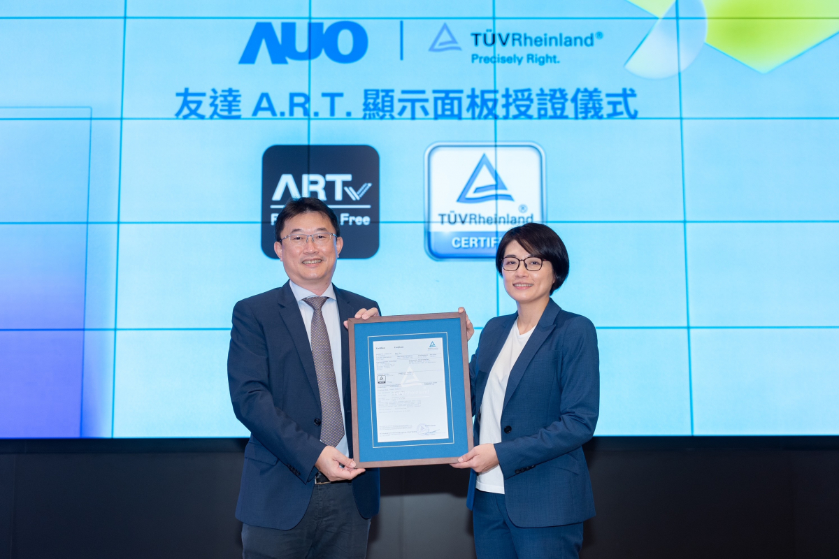 beats365A.R.T.显示技术获得全球首张德国莱因TUV无反射认证，由beats365光电显示策略事业群资深副总经理陈建斌代表受证(图左)