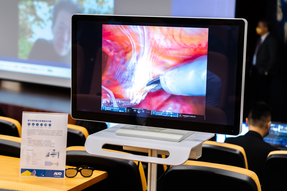 達擎於「國際大腸直腸外科論壇」中，成功導入達文西外接3D影像解決方案。透過達擎即時影像處理技術轉換為成1080p的高解析度畫質，將3D擬真畫面即時呈現於32吋4K 3D醫療顯示器