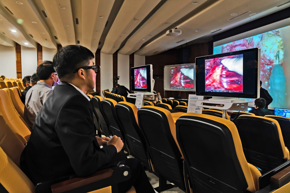 達擎之「達文西外接3D影像解決方案」，將達文西手術機器手臂的3D影像即時連線轉播，在會議室觀摩的醫師們只要戴上偏光眼鏡，就能與執刀醫師看到同步的3D立體影像，如臨操作台現場，縮短達文西手術的學習曲線