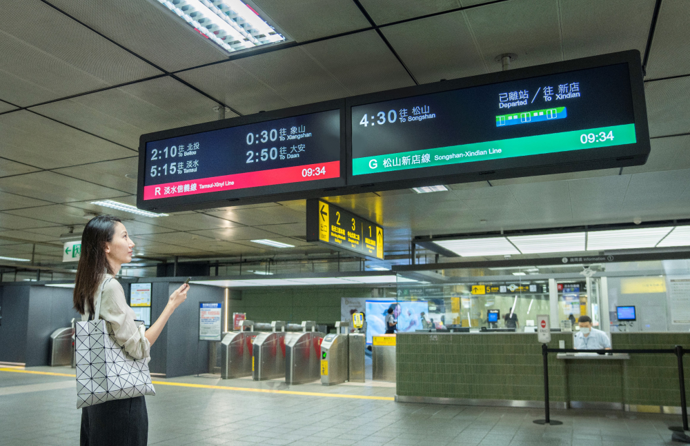 達擎TARTAN顯示器的特殊長條型比例非常適合空間與高度有限的大眾運輸場域應用，具備工業等級高品質、高亮度、高解析與高色彩飽和度等優勢，打造都會智能車站新風貌。