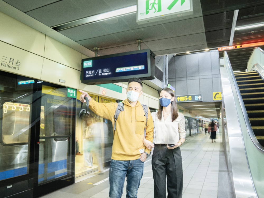 友達旗下達擎之客製化TARTAN顯示器，於台北捷運中山站亮相。以獨特長條型比例與高畫質特色，為台北捷運站帶來嶄新的都會車站風貌