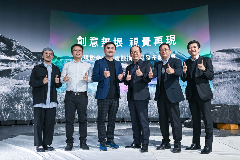 友達光電與再現影像攜手，於中影製片廠建置全台首座提供嶄新一站式整合服務的LED虛擬製作攝影棚（圖左至右：再現影像視覺總監郭憲聰、再現影像營運總監黃棨雋、再現影像藝術總監與導演紀柏舟、友達光電技術長廖唯倫、友達光電系統設計製造服務事業總部副總經理曾天龍、友達光電系統產品事業資深處長蘇聖倫）