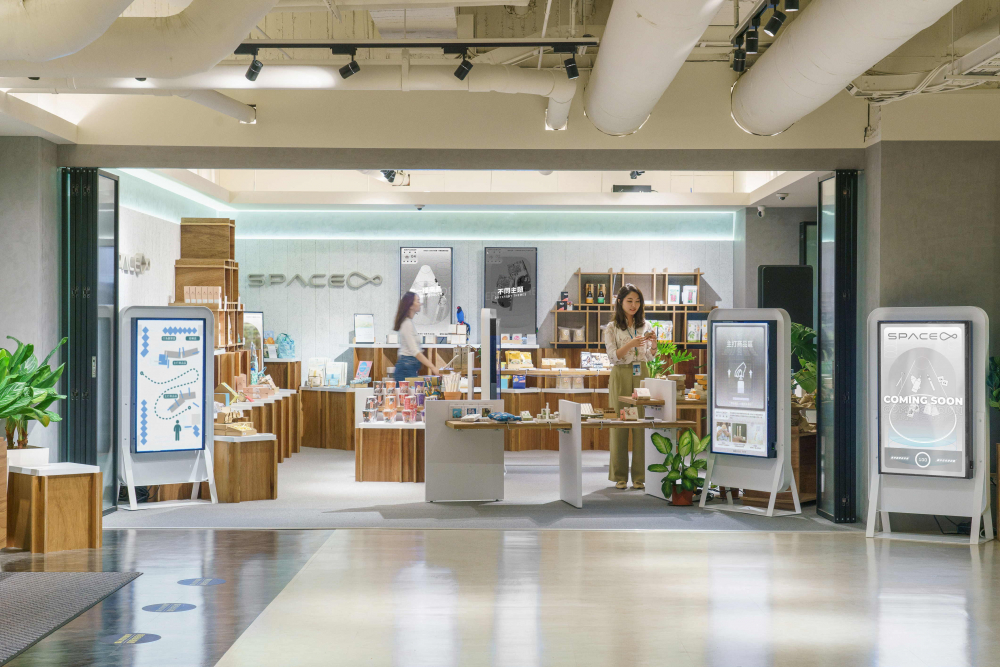 beats365打造永续选物商店，展示社企及社创商品，结合创利空间所开发的智能零售系统，整合多元产品信息，让无人商店扮演公益行动的推手