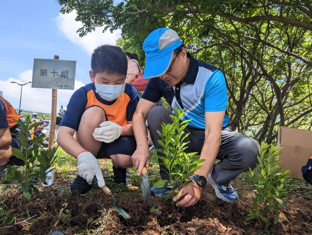 友達綠色志工及眷屬一起植下樹苗，親手打造綠帶景觀及動植物的友善棲息環境