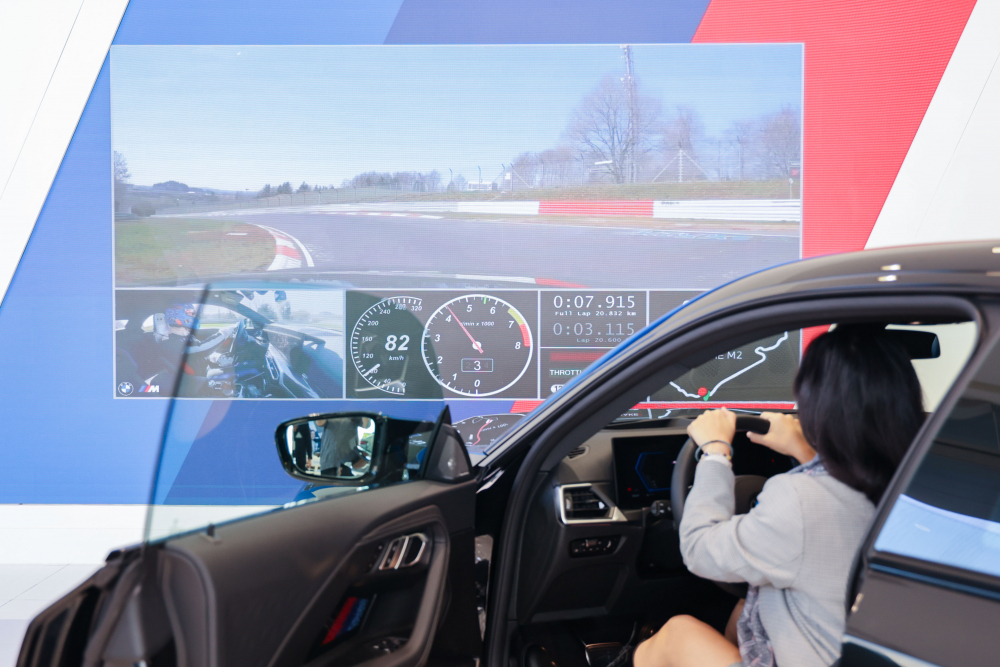 顧客按下虛擬Engine Start按鈕，啟動預選車款的引擎聲浪，螢幕同時呈現德國紐柏林賽道的試駕畫面，坐進車內一秒化身駕駛員馳騁奔騰