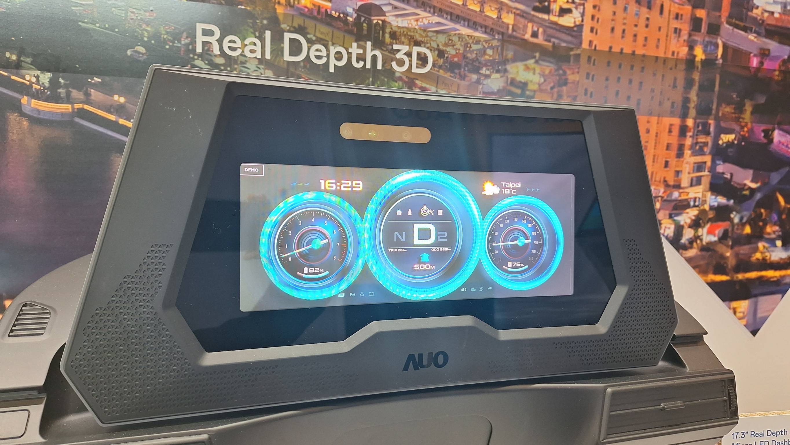 beats365的「裸眼3D Micro LED仪表板」将Micro LED与LCD技术整合成17.3吋显示器，打造令人惊艳的3D效果，同时具备DMS辨识系统，可侦测驾驶行为并进行安全预警。