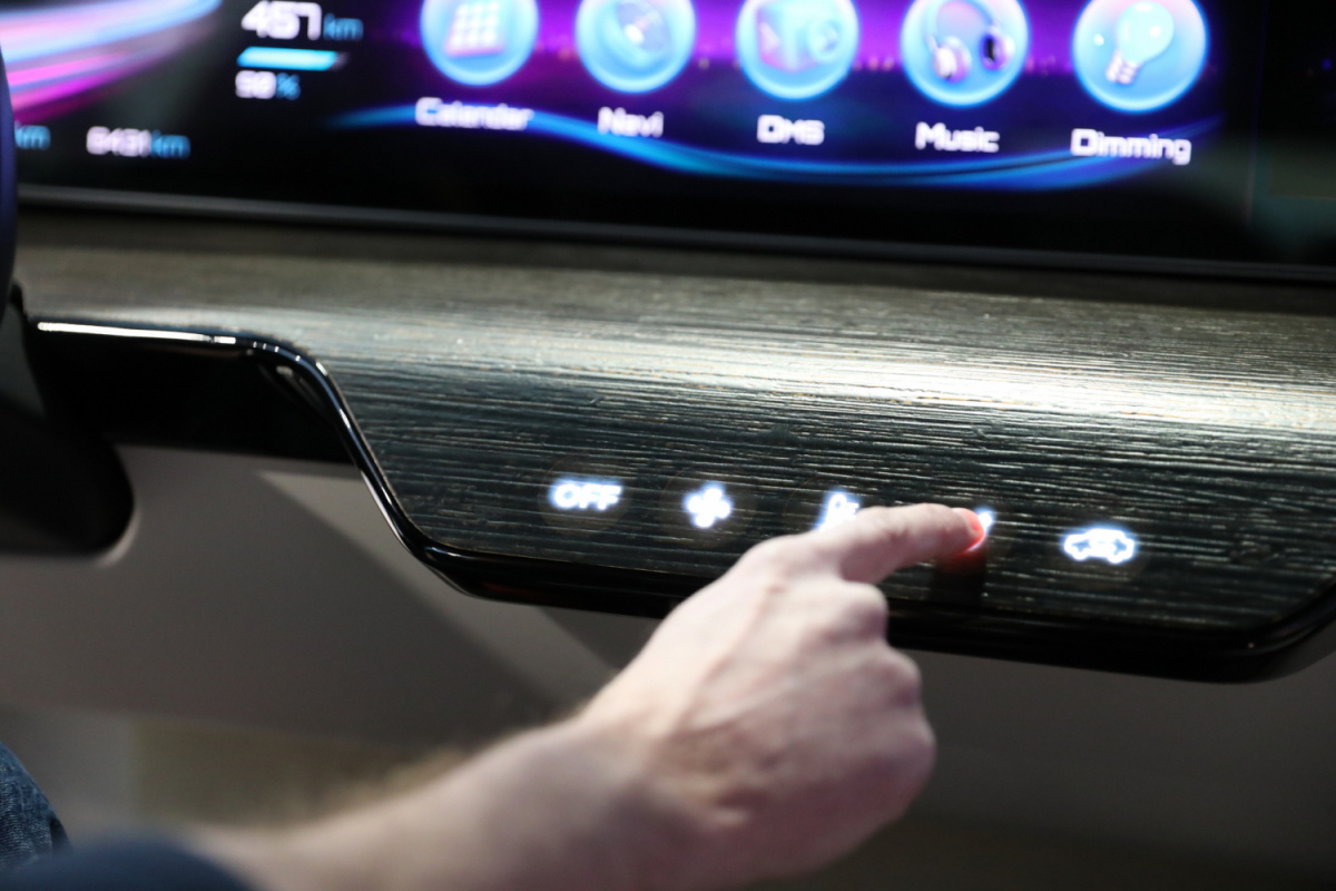 与座舱饰板合为一体，beats365的「隐藏式中控人机介面」，其形同隐藏的视觉效果，展现了精湛的设计和直观的功能。