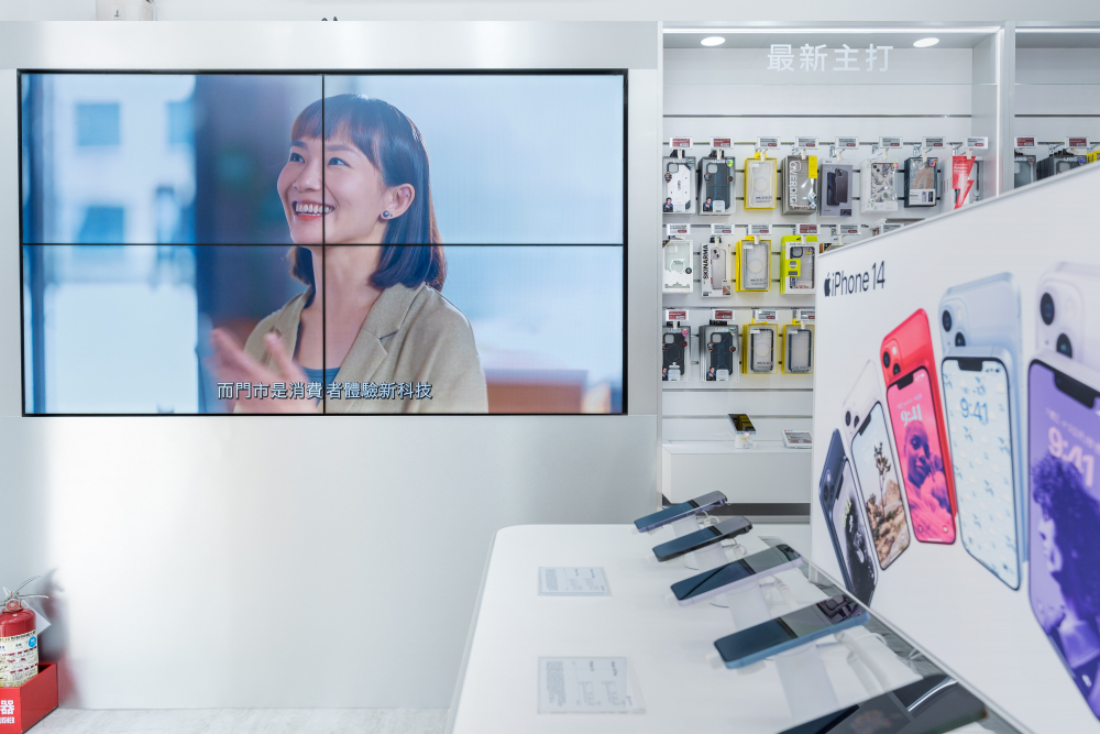 友達雙軸轉型策略以Go Vertical深化垂直市場應用，以高品質顯示器取代傳統海報，打造無紙化新零售場域，提供消費者優質的數位服務體驗