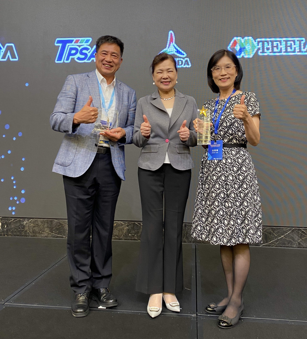 友達致力推動永續發展，於Touch Taiwan2024以3R策略貫穿Display、ESG展位實現綠色展覽目標之成果，Display展位獲綠色裝潢設計鑽質獎最高榮譽，ESG同獲金質獎殊榮。由經濟部長王美花（中）親自頒予友達光電董事長彭双浪（左）、友達光電永續長古秀華（右）