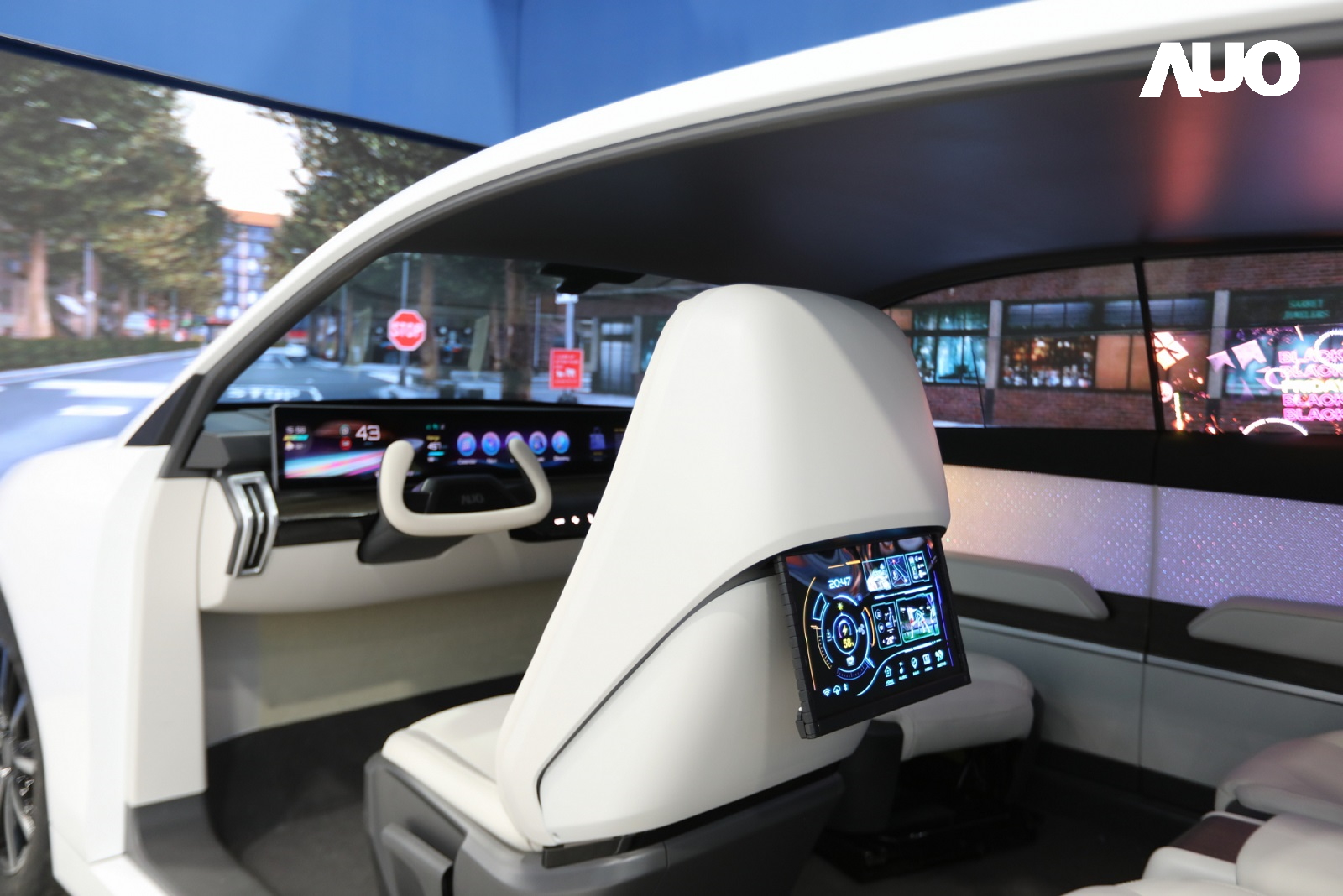 「友達智慧座艙2024」以卓越的Display HMI車用解決方案，高度整合顯示器與人機互動介面，獲台灣精品銀質獎，其中運用Micro LED技術之「可捲式後座娛樂顯示器」與「互動式透明智慧車窗」亦獲台灣精品標誌
