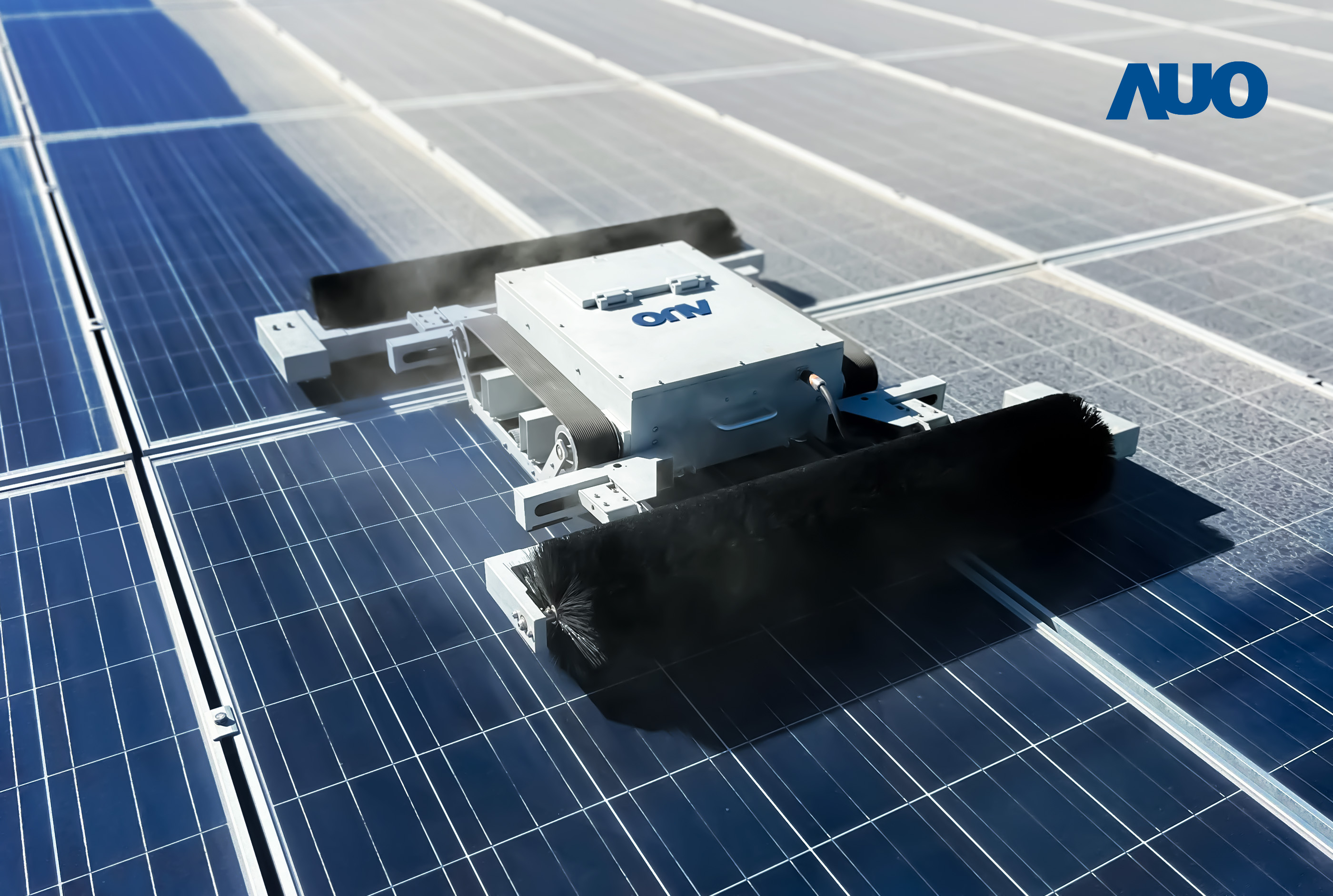 友達「太陽能模組清潔機器人SunCleanBots」，具輕量化、智慧化與高效率優勢，搭載全自動導航清潔模式，已應用於多個太陽能電廠場域，大幅提升太陽能模組使用壽命與效能並降低人力成本，獲台灣精品銀質獎