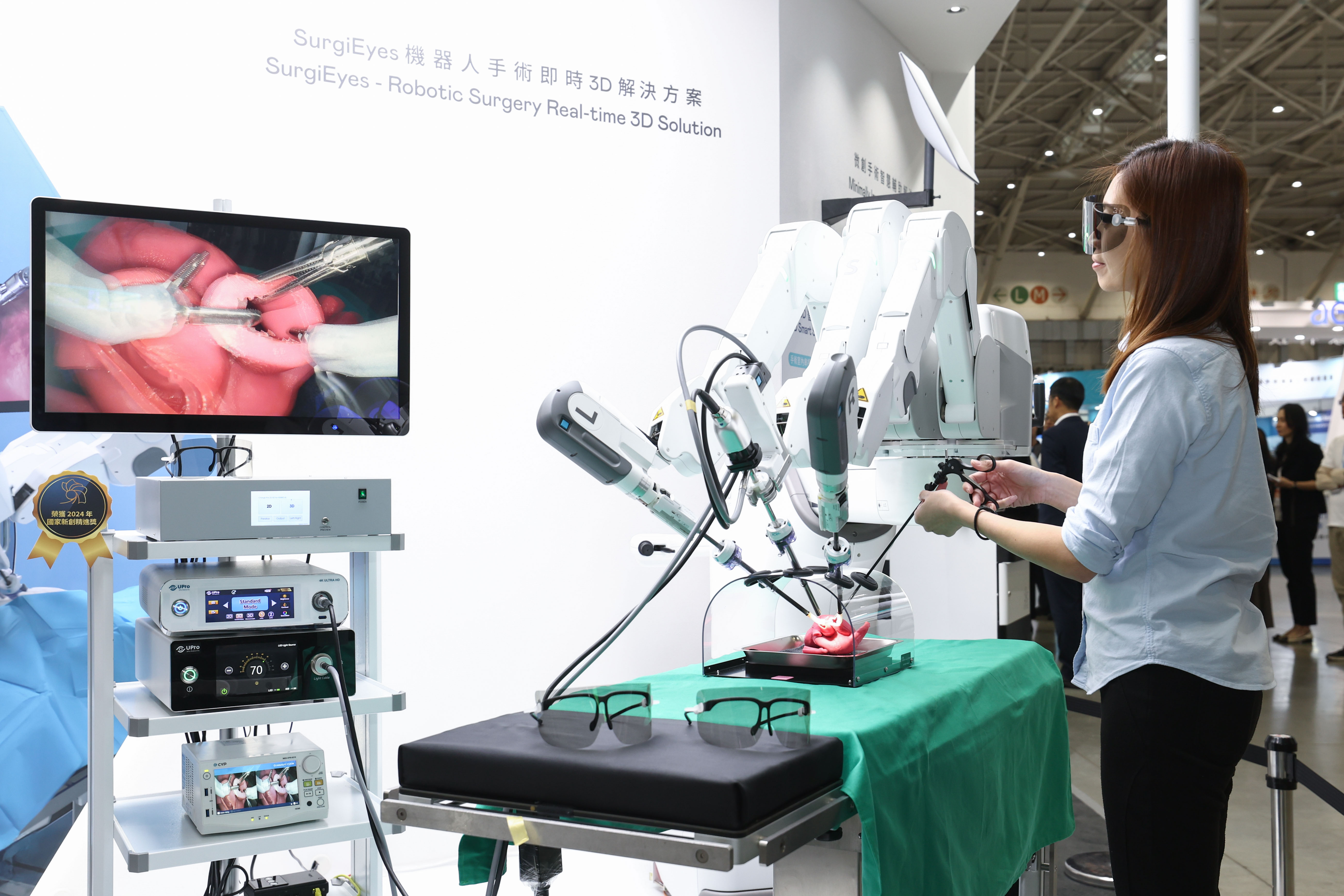 友達強化醫療事業發展的觸角，率領集團子公司達擎、友達耘康、原色口腔數位，擴大集結15家合作夥伴聯手出擊，將科技結合醫療專業，提供更全面的醫療服務