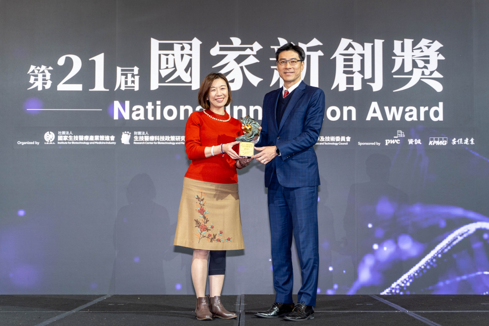 友達旗下子公司友達耘康與達擎分別以「中醫數位化檢測解決方案」及「寬視角3D醫療顯示器」獲得第二十一屆國家新創獎「智慧醫療與健康科技」類別的「企業新創獎」與「國家新創精進獎」兩項殊榮。圖左為衛生福利部政務次長林靜儀、圖右為友達光電智慧醫療事業群總經理廖世宏