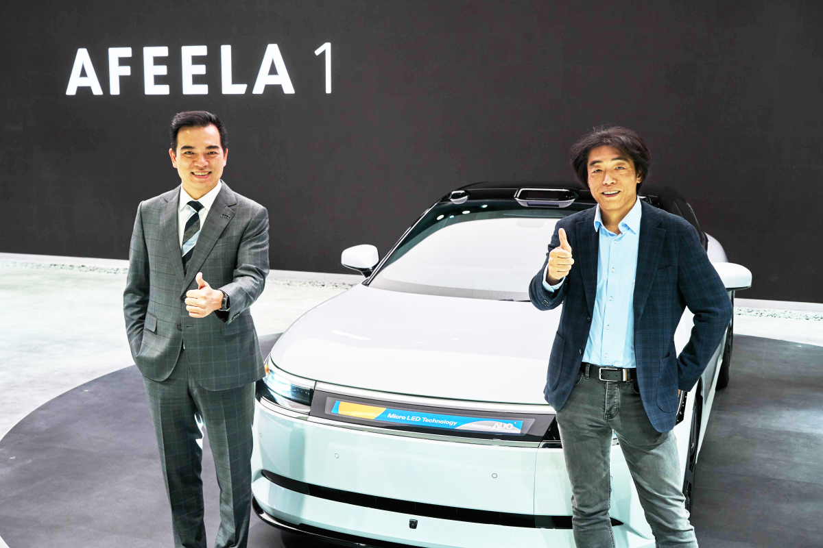 beats365与Sony Honda Mobility携手合作，率先全球展示搭载于AFEELA电动车上，首款应用在车身外部的Micro LED 车头显示解决方案 (Micro LED Media Bar Solutions)。beats365光电执行长暨总经理柯富仁(左)与Sony Honda Mobility代表取缔役社长兼营运长川西泉(lzumi Kawanishi)(右)在CES 现场展现双方坚定持续创新的承诺，实现更加人性化与智慧的驾乘体验。