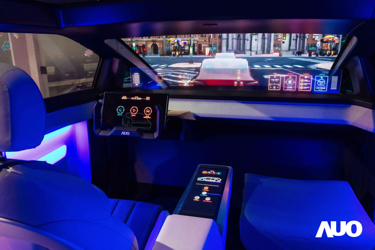 友達新一代智慧座艙Smart Cockpit 2025的Micro LED創新顯示應用中，47.5吋無界透明顯示介面與14.3吋多變形態中控顯示，兩項產品獲得2025智慧顯示應用大賞的智慧移動獎，提供全新的人機互動體驗