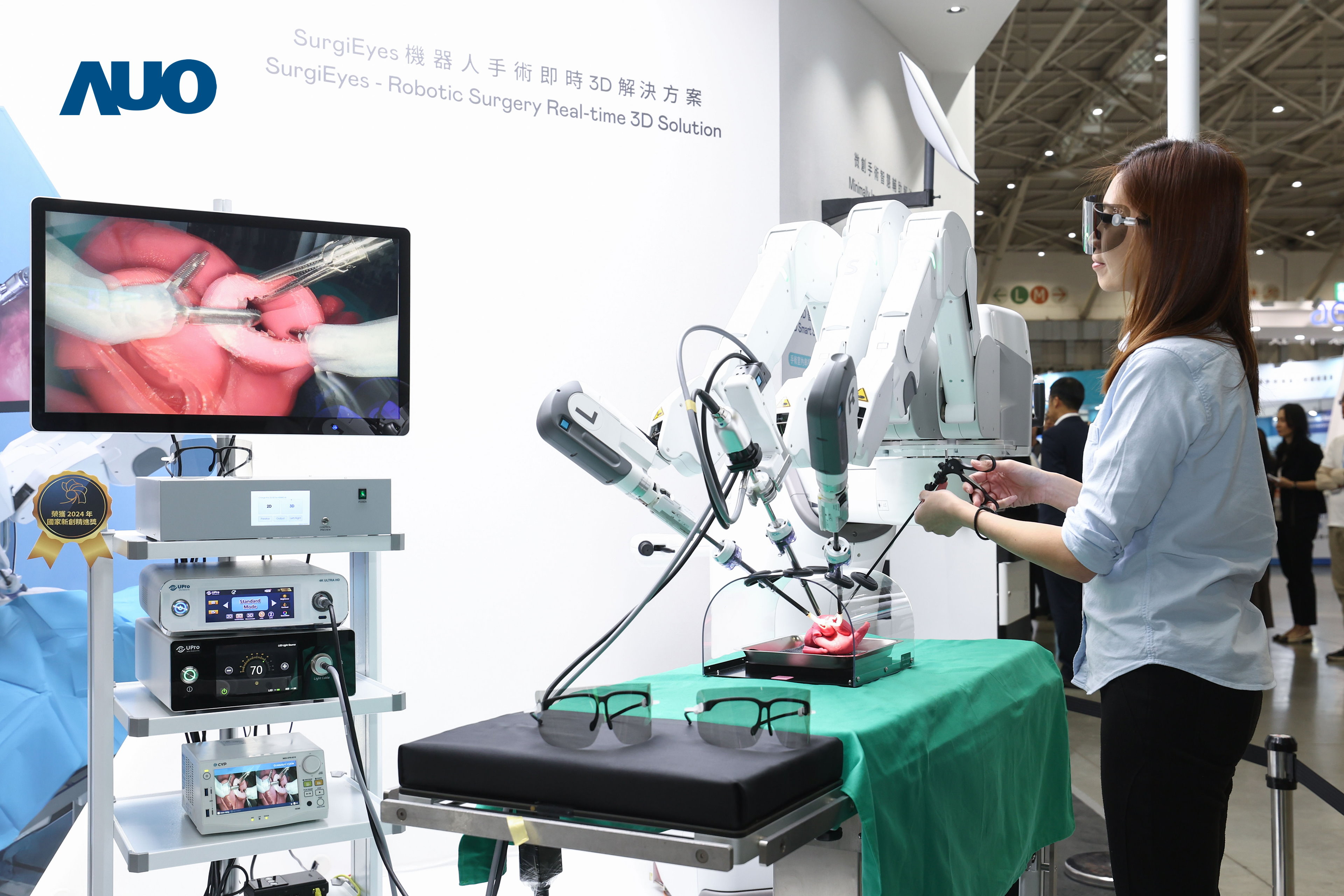 达擎以领先的3D显示技术推出〝SurgiEyes机器人手术实时3D解决方案〞，整合先进3D图像处理与独家3D垂直宽视角、广色域的显示技术，手术团队可实时同步主刀医师视角看到清晰3D影像，提升沟通效率与安全性。