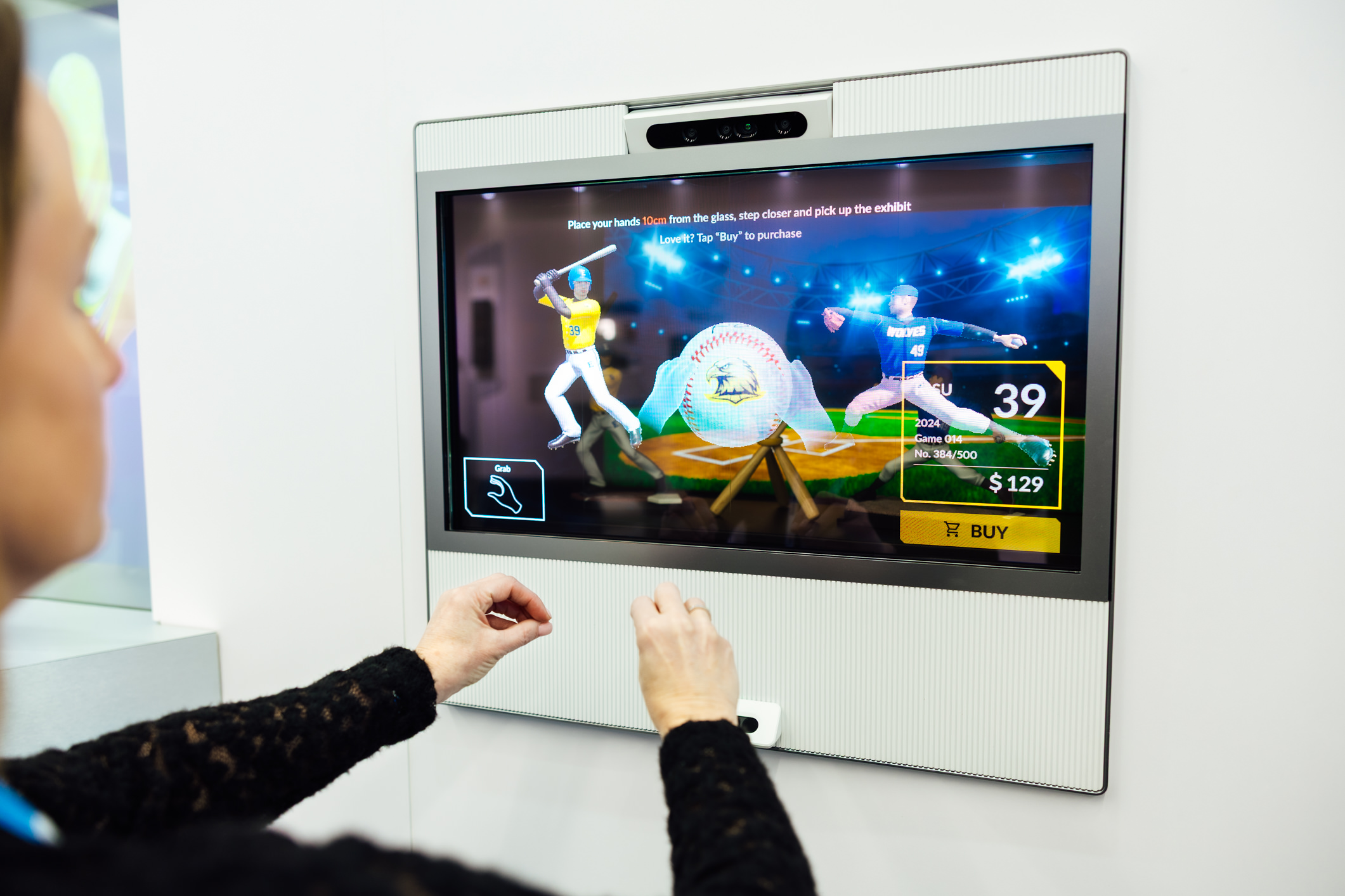 達擎30吋Interactive AR Box則透過3D呈現商品及數位資訊，並整合人臉、手勢感應技術創造互動，適用高端與限量商品展示，消費者可隔空旋轉、放大商品細節，無需接觸實品也能感受接近實物的細膩探索。